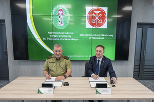 Płk SG Dariusz Lutyński oraz Pan Dariusz Hys podpisują harmonogram. Płk SG Dariusz Lutyński oraz Pan Dariusz Hys podpisują harmonogram.