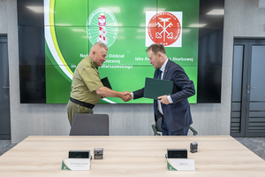 Uścisk dłoni po podpisaniu dokumentu. Uścisk dłoni po podpisaniu dokumentu.