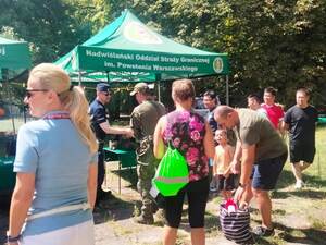 Namiot Nadwiślańskiego Oddziału Straży Granicznej. Przed nim uczestnicy pikniku. Namiot Nadwiślańskiego Oddziału Straży Granicznej. Przed nim uczestnicy pikniku.