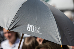 Parasol z napisem 80. rocznica Powstania Warszawskiego. Parasol z napisem 80. rocznica Powstania Warszawskiego.
