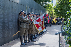 Żołnierze Batalionu Reprezentacyjnego prezentują broń. Żołnierze Batalionu Reprezentacyjnego prezentują broń.