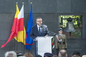 Za mównicą stoi Pan Jan Ołdakowski. Za mównicą stoi Pan Jan Ołdakowski.
