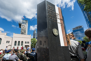 Kolumna w Parku Wolności. W tle wieża Muzeum. Kolumna w Parku Wolności. W tle wieża Muzeum.