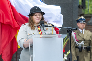 Na tle Flagi Polski przemawia harcerka. Na tle Flagi Polski przemawia harcerka.