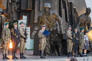 Oficer Wojska Polskiego odczytuje Apel Poległych. Po bokach stoją posterunki honorowe. Oficer Wojska Polskiego odczytuje Apel Poległych. Po bokach stoją posterunki honorowe.