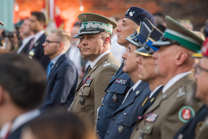 Komendanci służb mundurowych siedzą na Placu Krasińskich. Komendanci służb mundurowych siedzą na Placu Krasińskich.