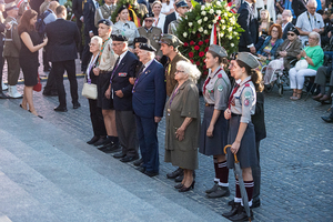 Powstańcy Warszawscy w asyście harcerzy stoją przed Pomnikiem Powstania Warszawskiego. Powstańcy Warszawscy w asyście harcerzy stoją przed Pomnikiem Powstania Warszawskiego.