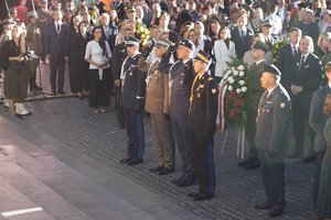 Delegacja Komendantów Głównych Służb MSWiA oddaje honor przed Pomnikiem Powstania Warszawskiego. Delegacja Komendantów Głównych Służb MSWiA oddaje honor przed Pomnikiem Powstania Warszawskiego.