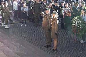 Delegacja NwOSG oddaje honor przed Pomnikiem Powstania Warszawskiego. Delegacja NwOSG oddaje honor przed Pomnikiem Powstania Warszawskiego.
