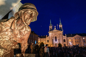 Fragment Pomnika Powstania Warszawskiego. W tle Katedra Wojska polskiego. Fragment Pomnika Powstania Warszawskiego. W tle Katedra Wojska polskiego.