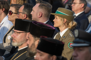 Pani Kapitan Straży Granicznej siedzi wśród zaproszonych gości. Pani Kapitan Straży Granicznej siedzi wśród zaproszonych gości.