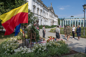 Funkcjonariuszka oddaje honor po złożeniu kwiatów. Funkcjonariuszka oddaje honor po złożeniu kwiatów.