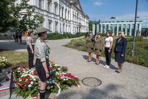 Delegacja NwOSG oddaje honor przed Pomnikiem Kobiet. Delegacja NwOSG oddaje honor przed Pomnikiem Kobiet.