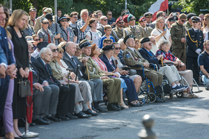 Kombatanci siedzą na krzesłach. Kombatanci siedzą na krzesłach.
