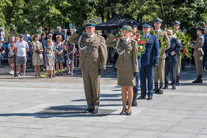 Płk SG Dariusz Lutyński i kpt. SG Anna Kubiś-Kuras oddają honor. Płk SG Dariusz Lutyński i kpt. SG Anna Kubiś-Kuras oddają honor.
