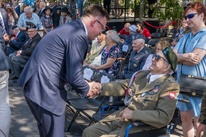 Marszałek Sejmu ściska dłoń powstańca. Marszałek Sejmu ściska dłoń powstańca.