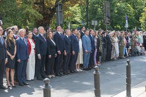 Zaproszeni goście stoją podczas Hymnu RP. Zaproszeni goście stoją podczas Hymnu RP.