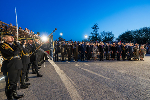 Zaproszeni goście oddają honor podczas Hymnu RP. Zaproszeni goście oddają honor podczas Hymnu RP.