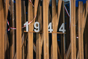 Data 1944 wkomponowana w metalową konstrukcję. Data 1944 wkomponowana w metalową konstrukcję.
