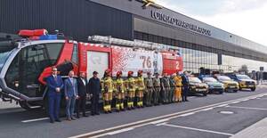 Służby lotniskowe Warszawa-Radom oddają cześć i honor Powstańcom w godzinę "W". Służby lotniskowe Warszawa-Radom oddają cześć i honor Powstańcom w godzinę &quot;W&quot;.