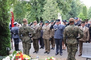 Przedstawiciele służb mundurowych oddają honor pod Pomnikiem Powstania Warszawskiego w Łodzi. Przedstawiciele służb mundurowych oddają honor pod Pomnikiem Powstania Warszawskiego w Łodzi.