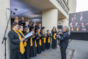 Chór śpiewa Hymn RP. Chór śpiewa Hymn RP.