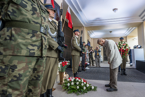 Pan Juliusz Kulesza oddaje hołd przed tablicą umieszczoną na budynku PWPW. Pan Juliusz Kulesza oddaje hołd przed tablicą umieszczoną na budynku PWPW.