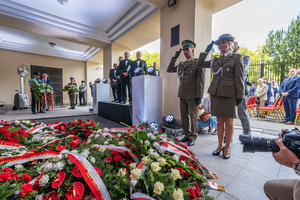 Delegacja Nadwiślańskiego Oddziału Straży Granicznej oddaje honor po złożeniu kwiatów. Delegacja Nadwiślańskiego Oddziału Straży Granicznej oddaje honor po złożeniu kwiatów.