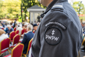 Naszywka na rękawie munduru z napisem Służba Ochrony PWPW. Naszywka na rękawie munduru z napisem Służba Ochrony PWPW.