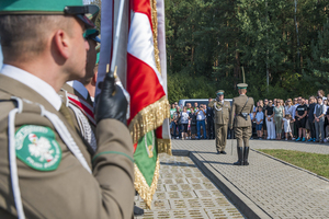 Dowódca uroczystości składa meldunek Komendantowi Nadwiślańskiego Oddziału Straży Granicznej. Po lewej stronie widać Poczet Sztandarowy. Dowódca uroczystości składa meldunek Komendantowi Nadwiślańskiego Oddziału Straży Granicznej. Po lewej stronie widać Poczet Sztandarowy.