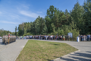 Widok ogólny na plac przed pomnikiem. Widok ogólny na plac przed pomnikiem.