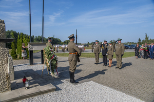 Delegacja Nadwiślańskiego Oddziału Straży Granicznej oddaje honor przed pomnikiem. Delegacja Nadwiślańskiego Oddziału Straży Granicznej oddaje honor przed pomnikiem.