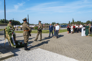 Delegacje składają kwiaty przed pomnikiem. Delegacje składają kwiaty przed pomnikiem.
