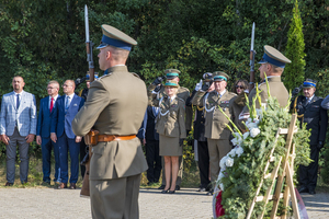 Delegacja NwOSG oddaje honor. Delegacja NwOSG oddaje honor.