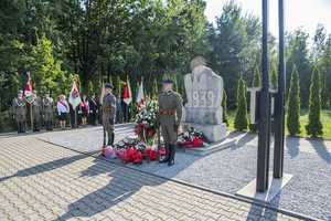 Widok na pomnik po złożeniu kwiatów. Po bokach stoi posterunek honorowy na drugim planie widoczne Poczty Sztandarowe. Widok na pomnik po złożeniu kwiatów. Po bokach stoi posterunek honorowy na drugim planie widoczne Poczty Sztandarowe.
