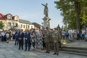 Uczestnicy uroczystości stoją na rynku w Szydłowcu przy pomniku Tadeusza Kościuszki. Uczestnicy uroczystości stoją na rynku w Szydłowcu przy pomniku Tadeusza Kościuszki.