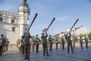 Trzech funkcjonariuszy gra na Trombitach. Trzech funkcjonariuszy gra na Trombitach.