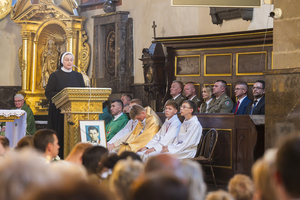 W prezbiterium podczas mszy siedzą zaproszeni goście. W prezbiterium podczas mszy siedzą zaproszeni goście.