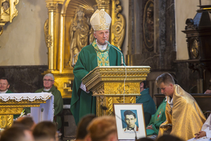 Przy ambonie stoi biskup radomski Marek Solarczyk. Przy ambonie stoi biskup radomski Marek Solarczyk.