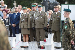 Pułkownik SG Dariusz Lutyński stoi wraz z delegacją. Pułkownik SG Dariusz Lutyński stoi wraz z delegacją.