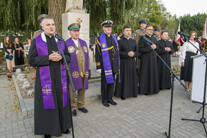 Księża odmawiają modlitwę. Księża odmawiają modlitwę.
