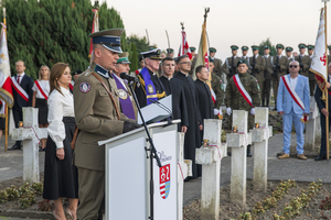 Funkcjonariusz w historycznym mundurze odczytuje apel pamięci. Funkcjonariusz w historycznym mundurze odczytuje apel pamięci.