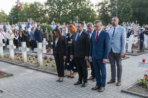 Delegacja powiatu szydłowieckiego oddaje honor przed pomnikiem. Delegacja powiatu szydłowieckiego oddaje honor przed pomnikiem.
