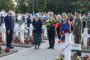 Pani Maria Rrubas, Pan Marek Sokołowski i Pani Maria Michajłow składają kwiaty. Pani Maria Rrubas, Pan Marek Sokołowski i Pani Maria Michajłow składają kwiaty.