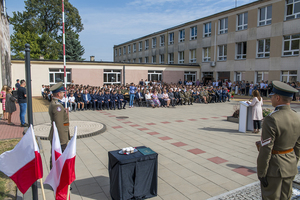 Widok ogólny na plac przed szkołą podczas uroczystości. Widok ogólny na plac przed szkołą podczas uroczystości.