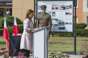 Przemawia Dyrektor Zespołu Szkół Korpusu Ochrony Pogranicza Pani Marta Bińkowska. Przemawia Dyrektor Zespołu Szkół Korpusu Ochrony Pogranicza Pani Marta Bińkowska.