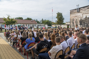 Na krzesłach siedzą zaproszeni goście i uczniowie szkoły. Na krzesłach siedzą zaproszeni goście i uczniowie szkoły.