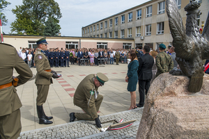 Zastępca Komendanta Placówki Straży Granicznej w Radomiu składa urnę w kolumbarium. Zastępca Komendanta Placówki Straży Granicznej w Radomiu składa urnę w kolumbarium.