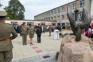 Delegacja Nadwiślańskiego Oddziału Straży Granicznej oddaje honor przed pomnikiem. Delegacja Nadwiślańskiego Oddziału Straży Granicznej oddaje honor przed pomnikiem.