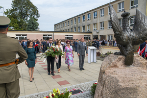 Pan Robert Górlicki wraz z delegacją składa kwiaty przy pomniku. Pan Robert Górlicki wraz z delegacją składa kwiaty przy pomniku.